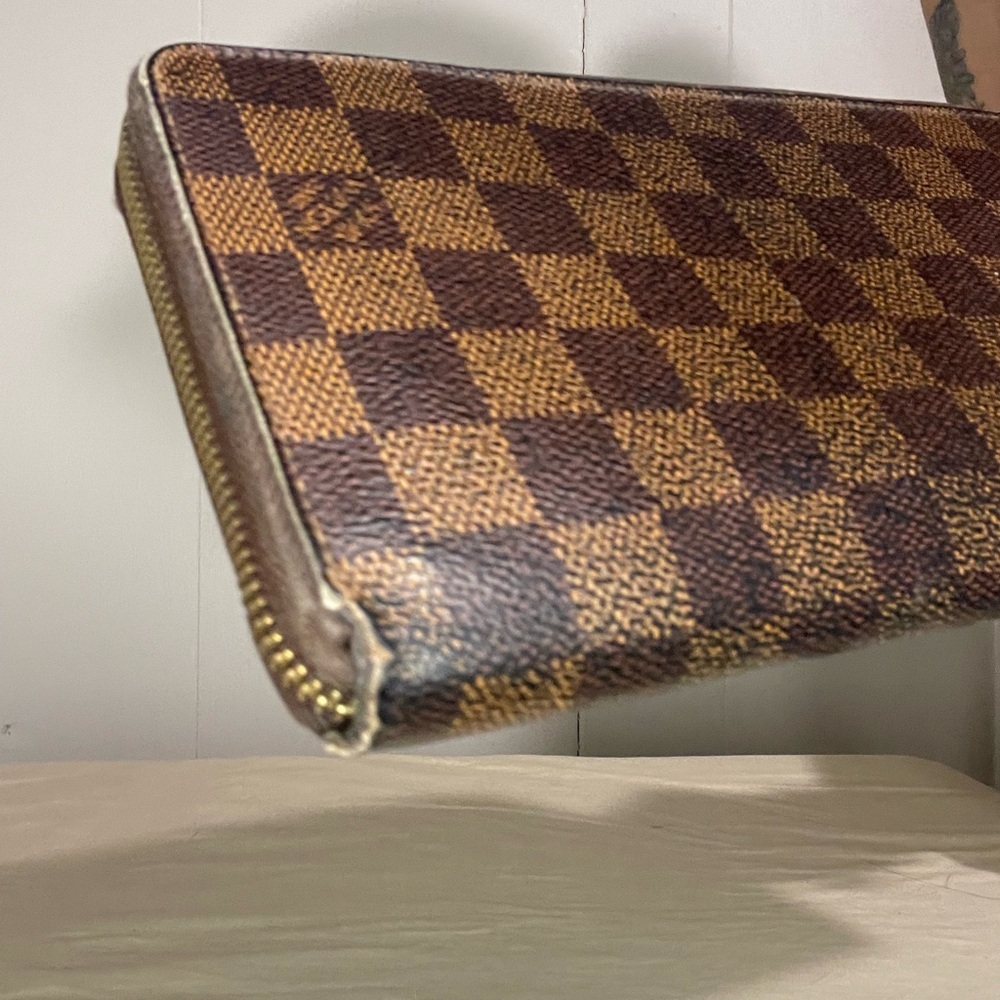 Luis Vuitton Damier zip wallet